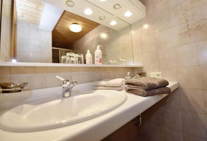 تختخواب و صبحانه Berghof Gundalatsch