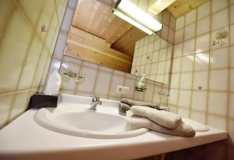 تختخواب و صبحانه Berghof Gundalatsch