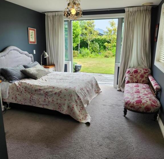 Bed and Breakfast Hikuwai Cottage