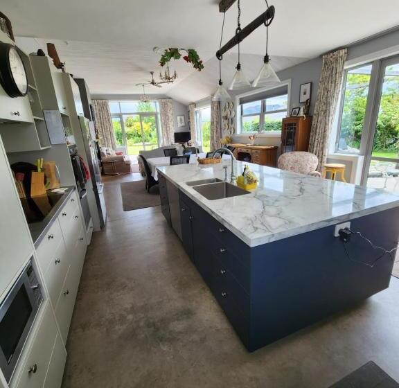 Bed and Breakfast Hikuwai Cottage