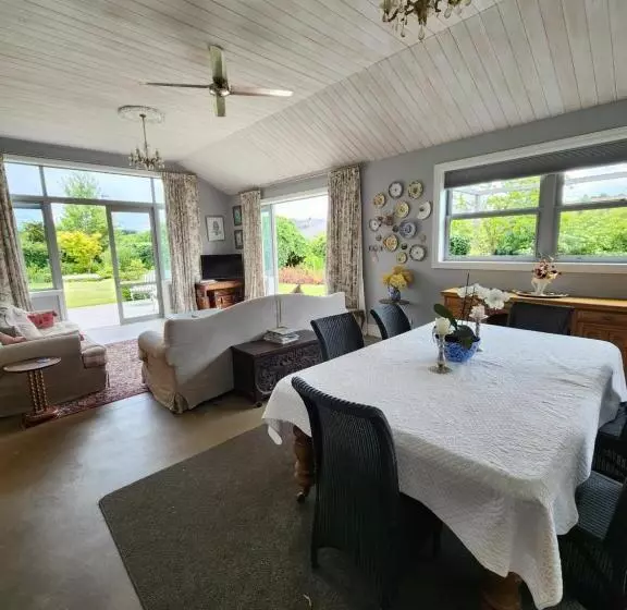 ベッドアンドブレックファースト Hikuwai Cottage