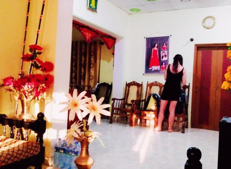 مبيت وإفطار Tharurashmi Sea Pond Villa & Surf Hostel   Hiriketiya