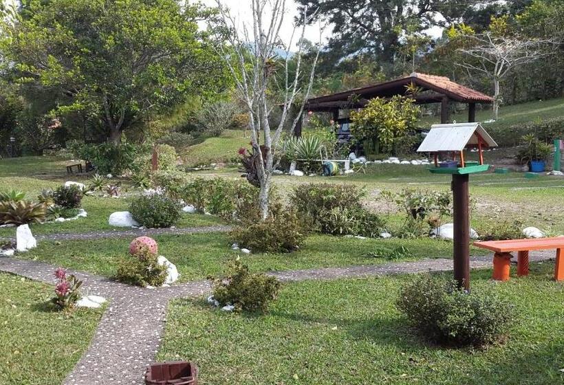 ペンション Residencial Emery Village