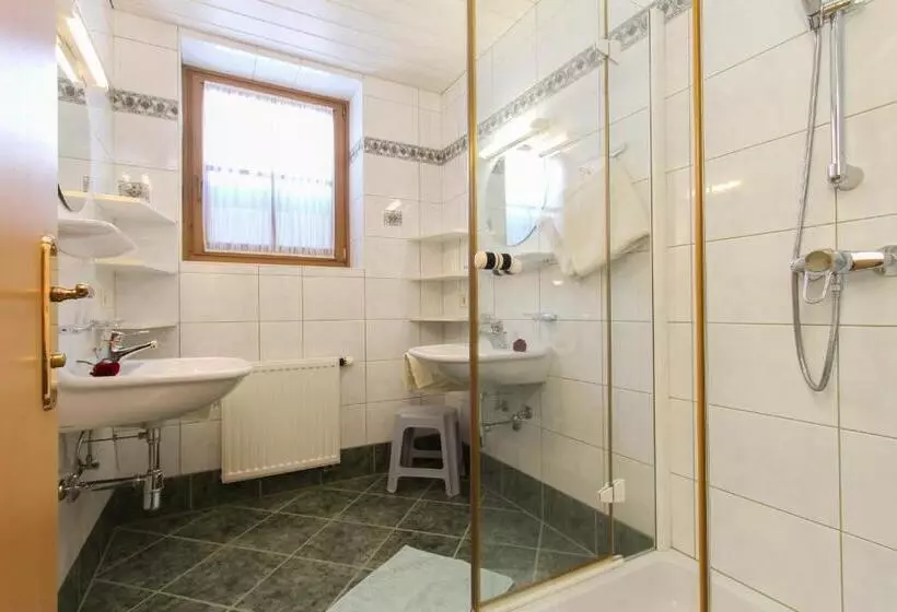 Aamiaismajoitus (B&B) Landhaus Gensbichler