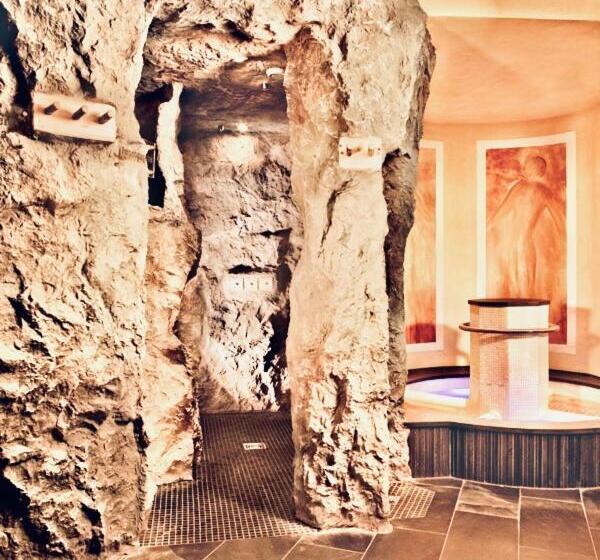 هتل Burgwald Ski In & Ski Out