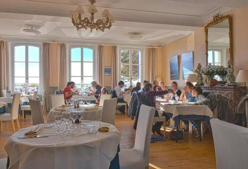 ホテル Restaurant Les Tourelles