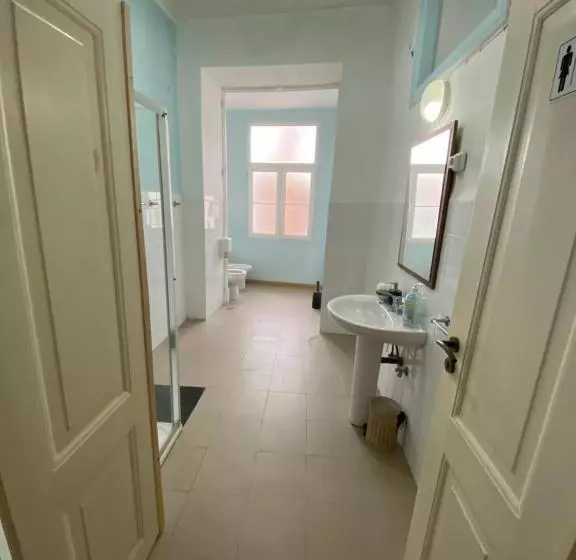 پانسیون Modern Chiado 6   Standard Double Room With No Window And Shared Bathroom
