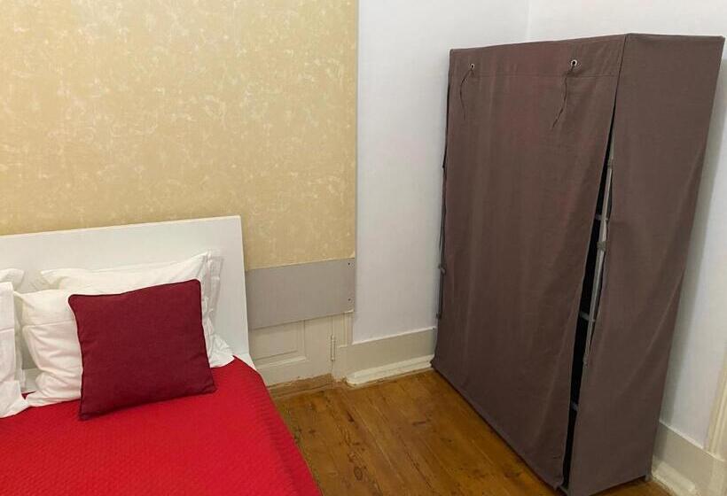 پانسیون Modern Chiado 6   Standard Double Room With No Window And Shared Bathroom