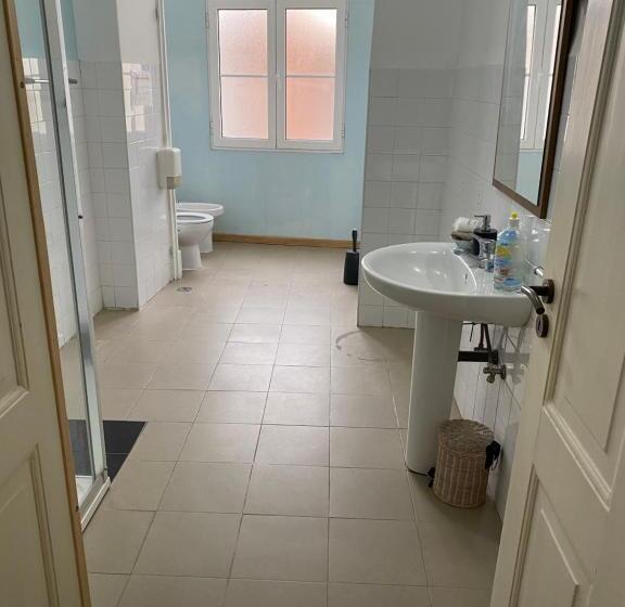 پانسیون Modern Chiado 6   Standard Double Room With No Window And Shared Bathroom