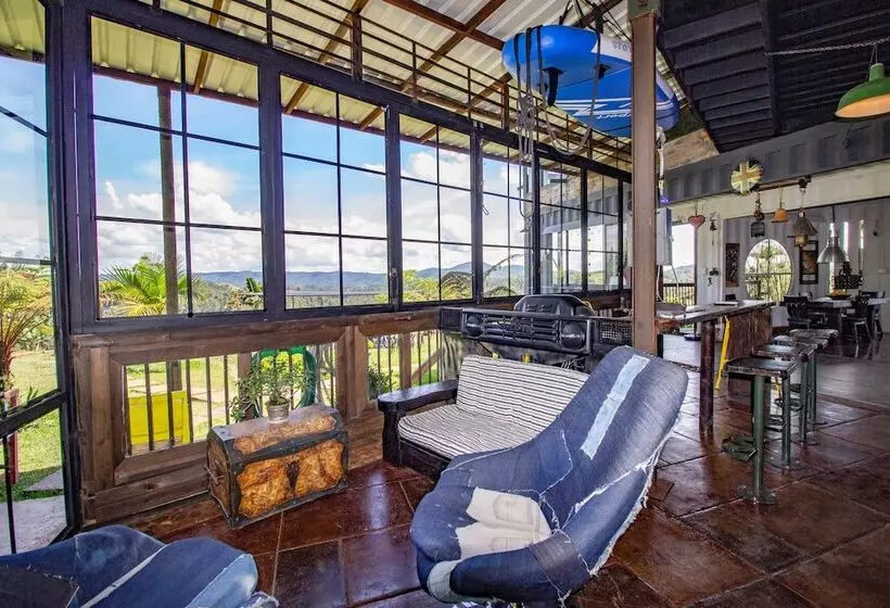 Hotelli Container & Hobbit Glamping