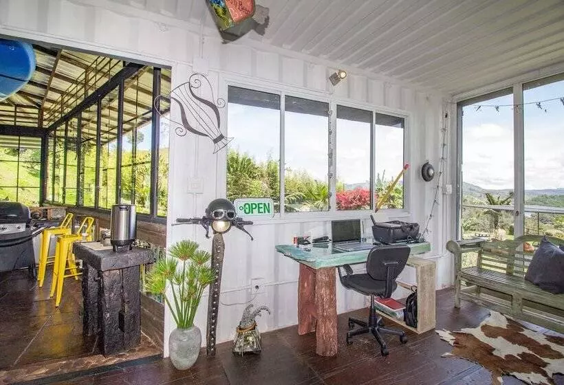 Hotelli Container & Hobbit Glamping