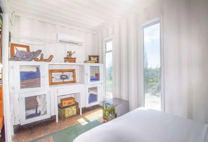 Hotelli Container & Hobbit Glamping