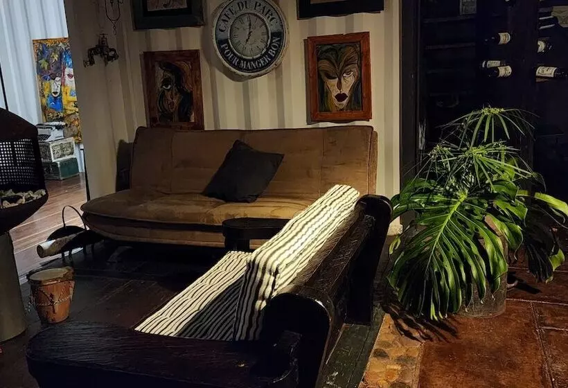 Hotelli Container & Hobbit Glamping