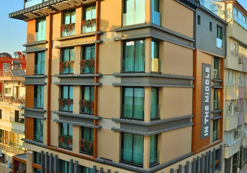 Hotel In The Middle