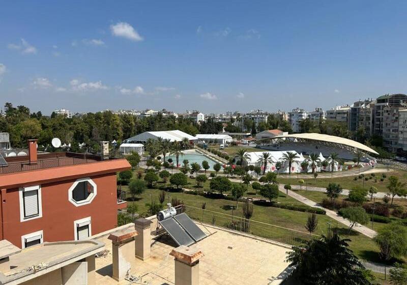 Отель In The Middle