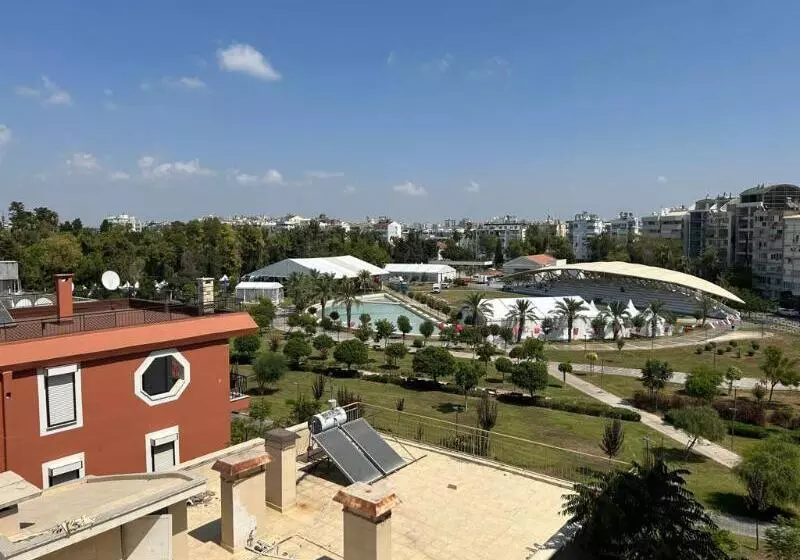 Hotel In The Middle