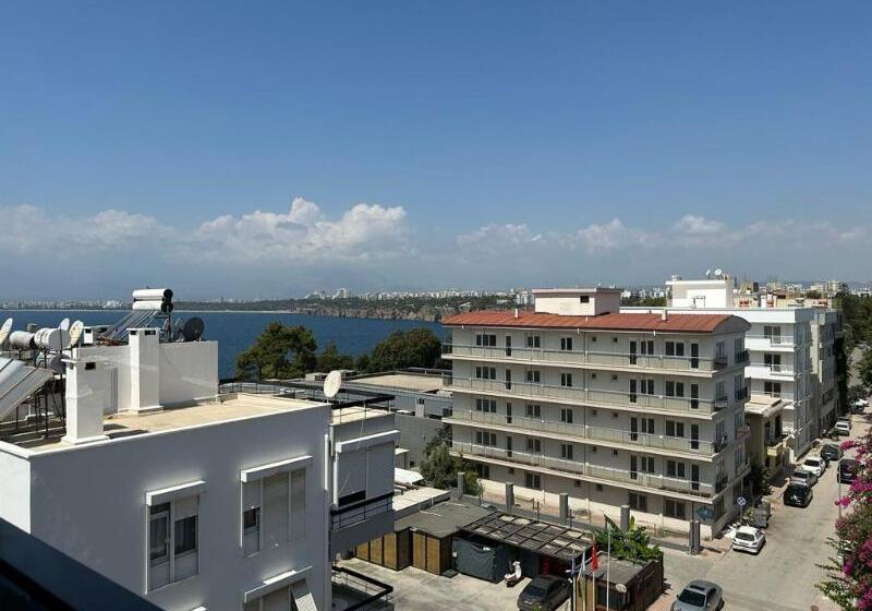 Отель In The Middle