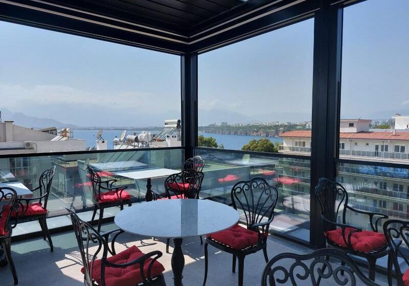 Отель In The Middle