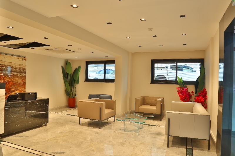 Отель In The Middle