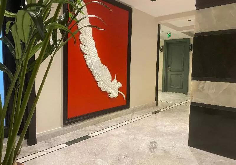 Hotel In The Middle