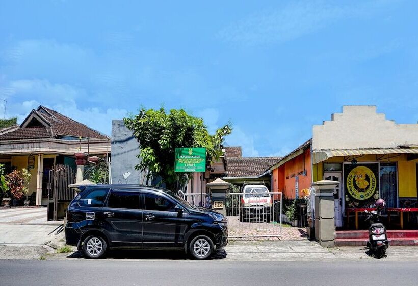 Отель Kost Maluku 36 Family Residence By Oyo