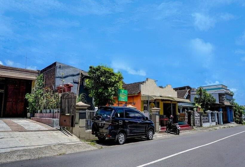 Отель Kost Maluku 36 Family Residence By Oyo