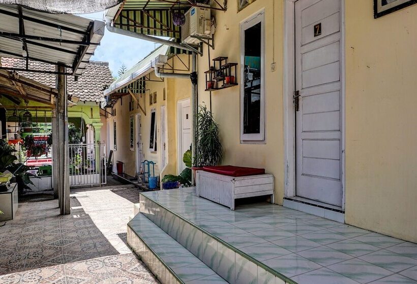 Отель Kost Maluku 36 Family Residence By Oyo