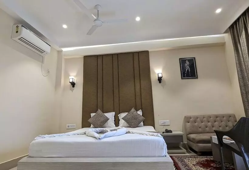 Hotelli Parth King Beach Resort