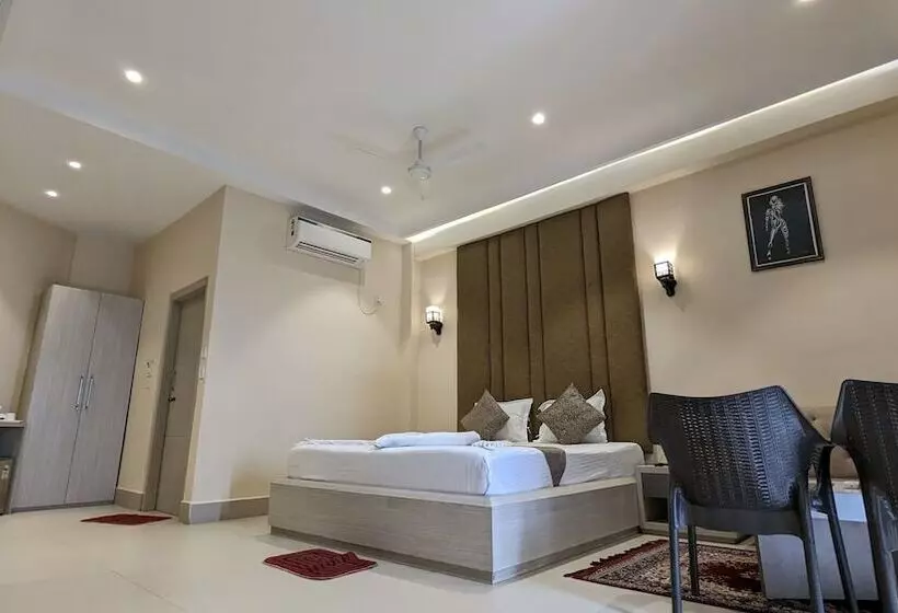 Hotelli Parth King Beach Resort