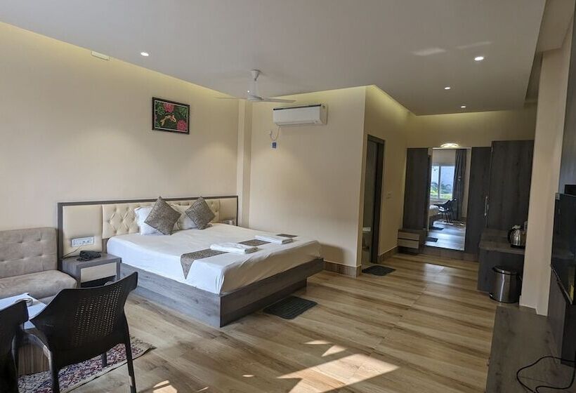 Hotel Parth King Beach Resort