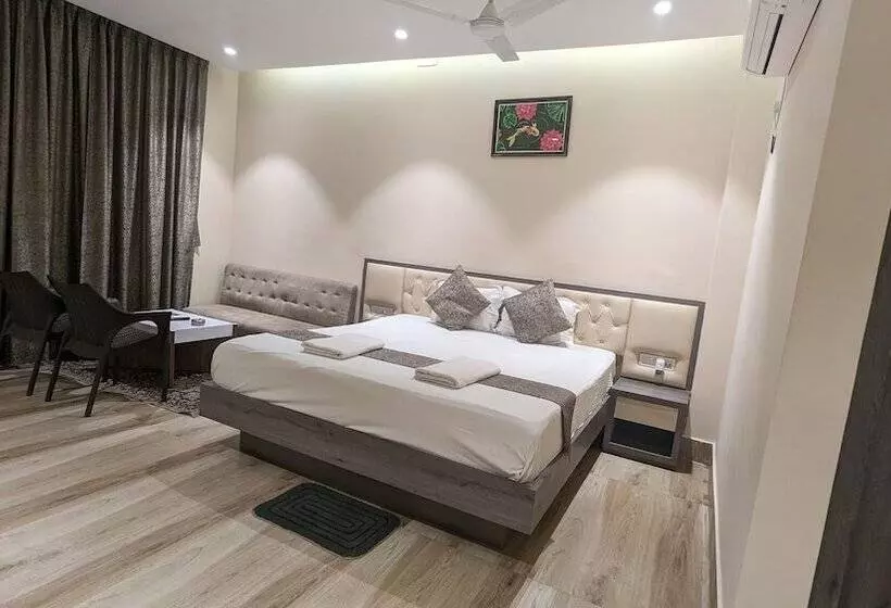 Hotelli Parth King Beach Resort