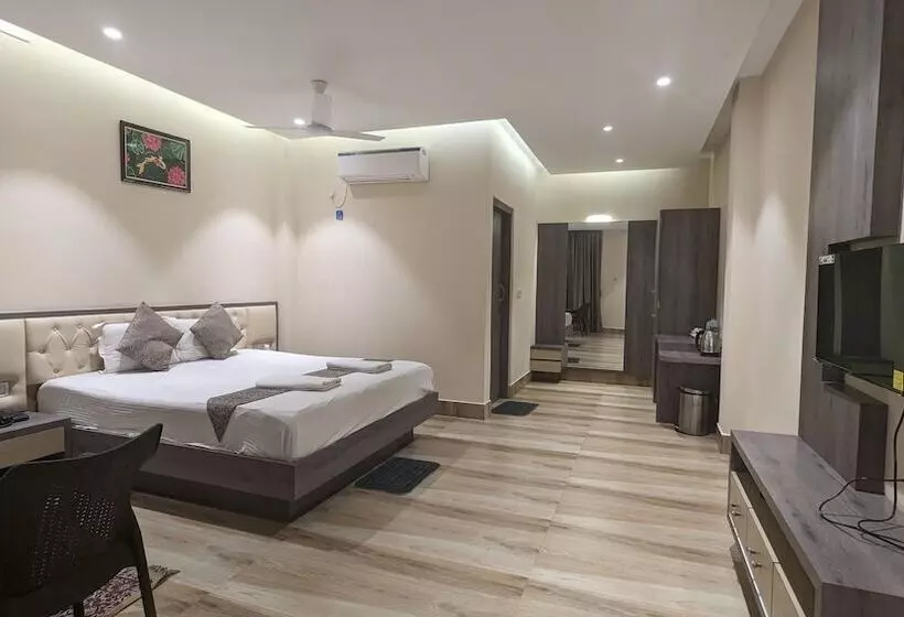 Hotelli Parth King Beach Resort