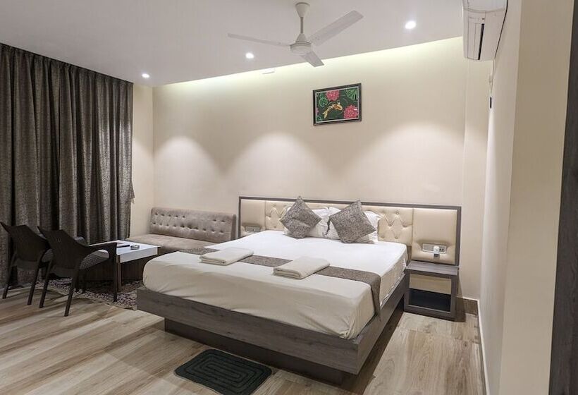 Hotel Parth King Beach Resort