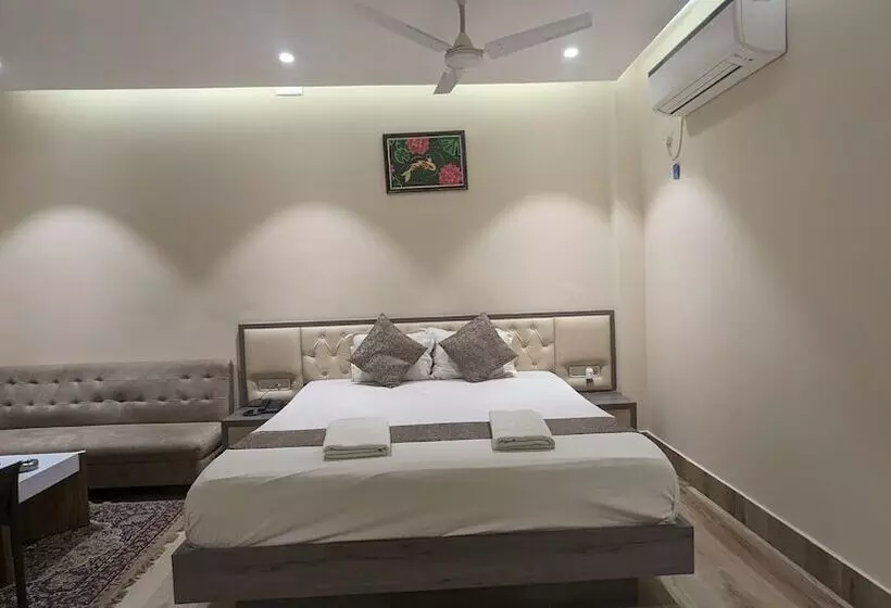 Hotelli Parth King Beach Resort