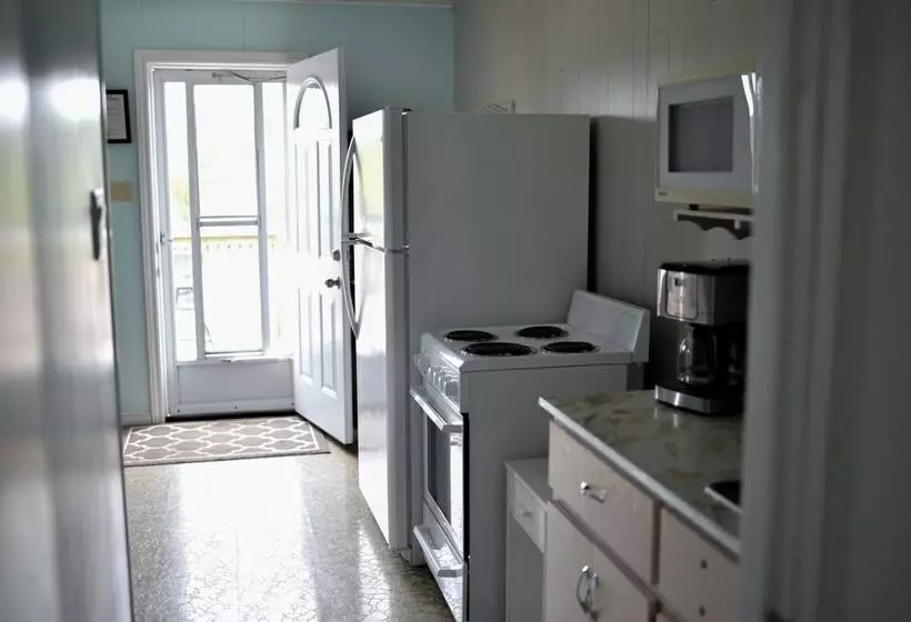 Jackfish Lake Cottages Motel