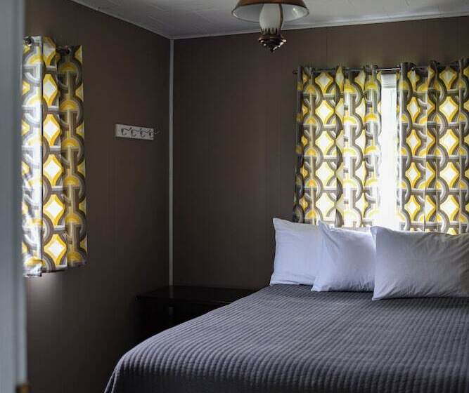 Jackfish Lake Cottages Motel