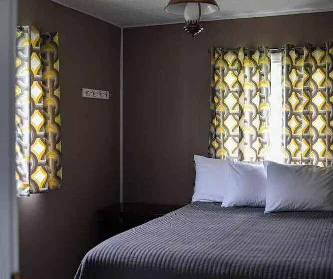 Jackfish Lake Cottages Motel