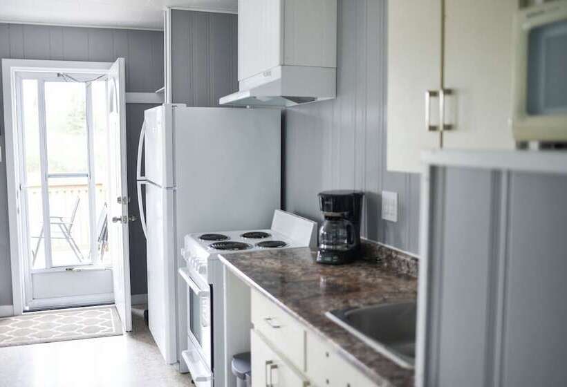 Jackfish Lake Cottages Motel