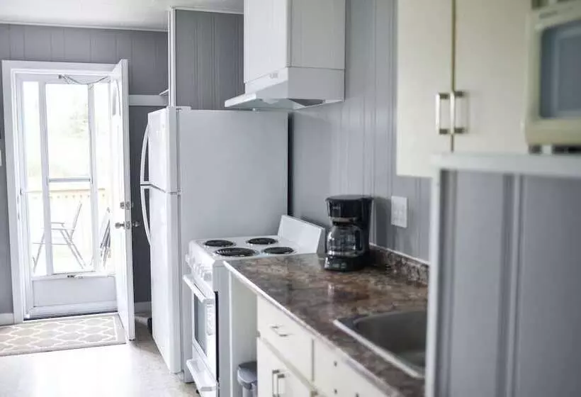 Jackfish Lake Cottages Motel