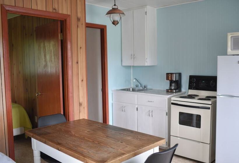 Jackfish Lake Cottages Motel