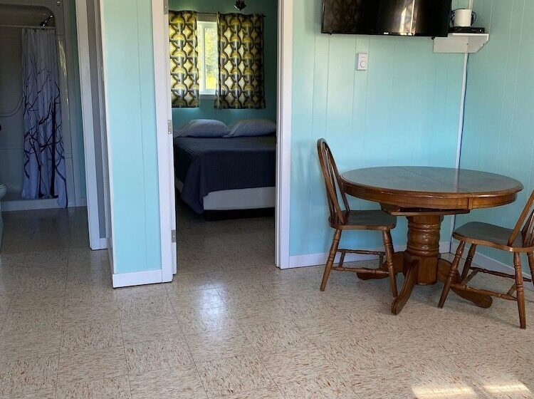 Jackfish Lake Cottages Motel