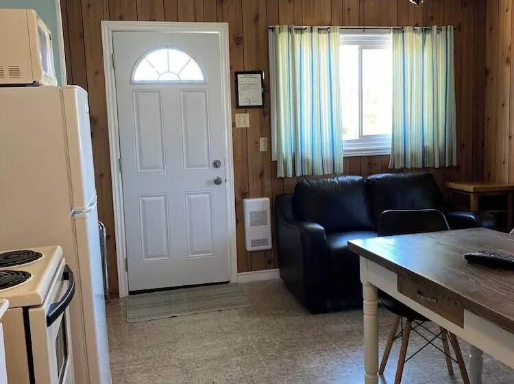 Jackfish Lake Cottages Motel