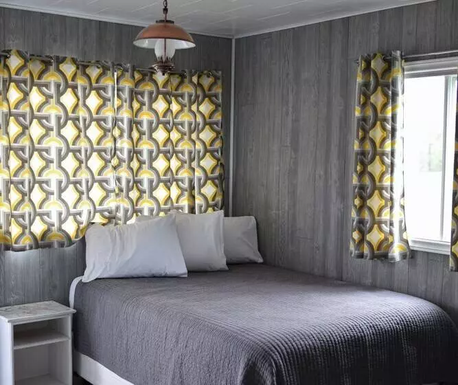 Jackfish Lake Cottages Motel