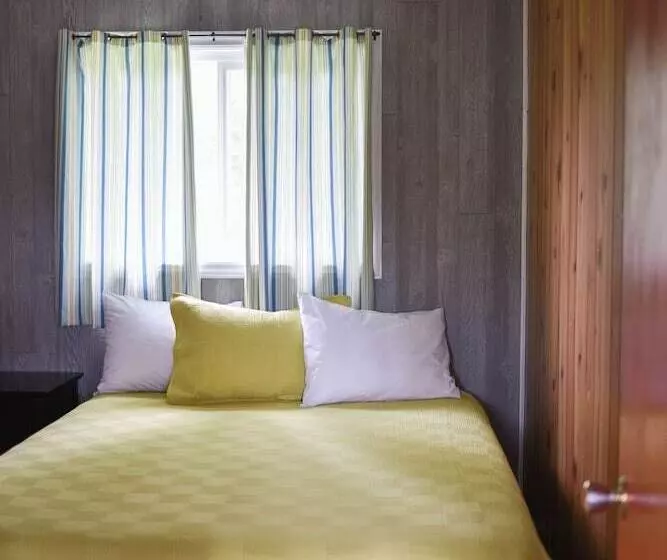 Jackfish Lake Cottages Motel