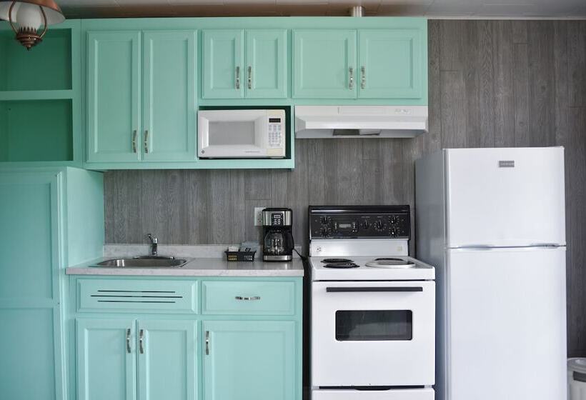 Jackfish Lake Cottages Motel