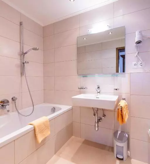 هتل Appartements Zirmhof