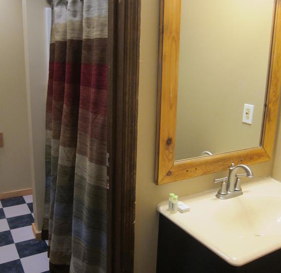 فندق Butternut Inn And Pancake House