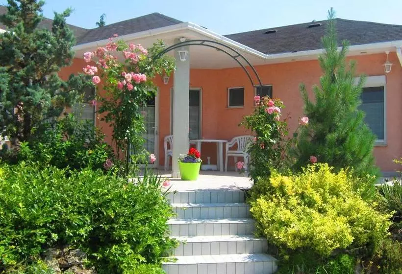 Hotel Fészek