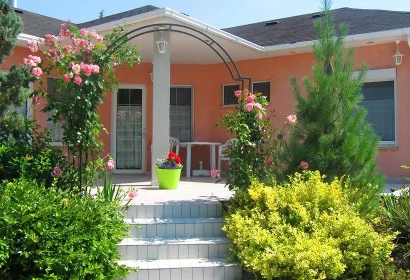 Hotel Fészek