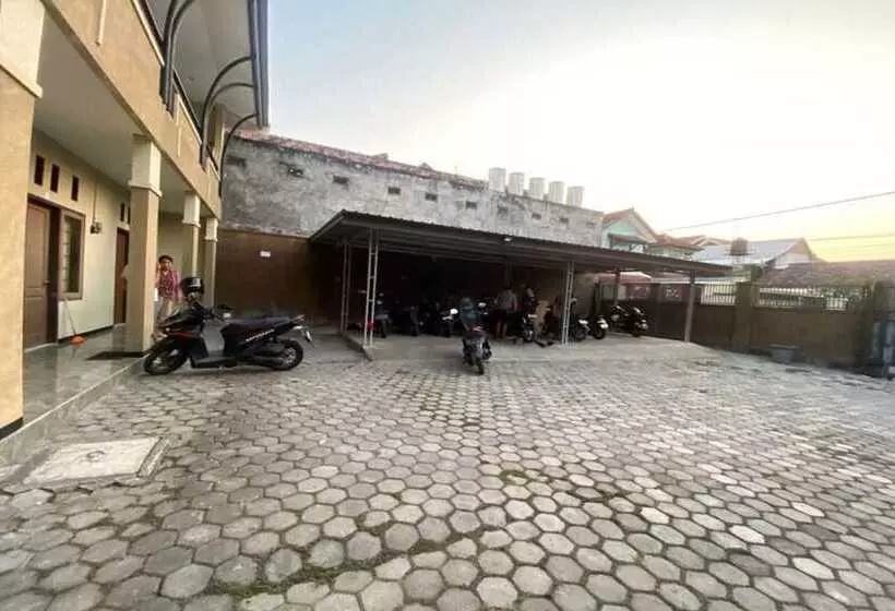 ホテル Oyo Life 93284 Kos Cendana Raya